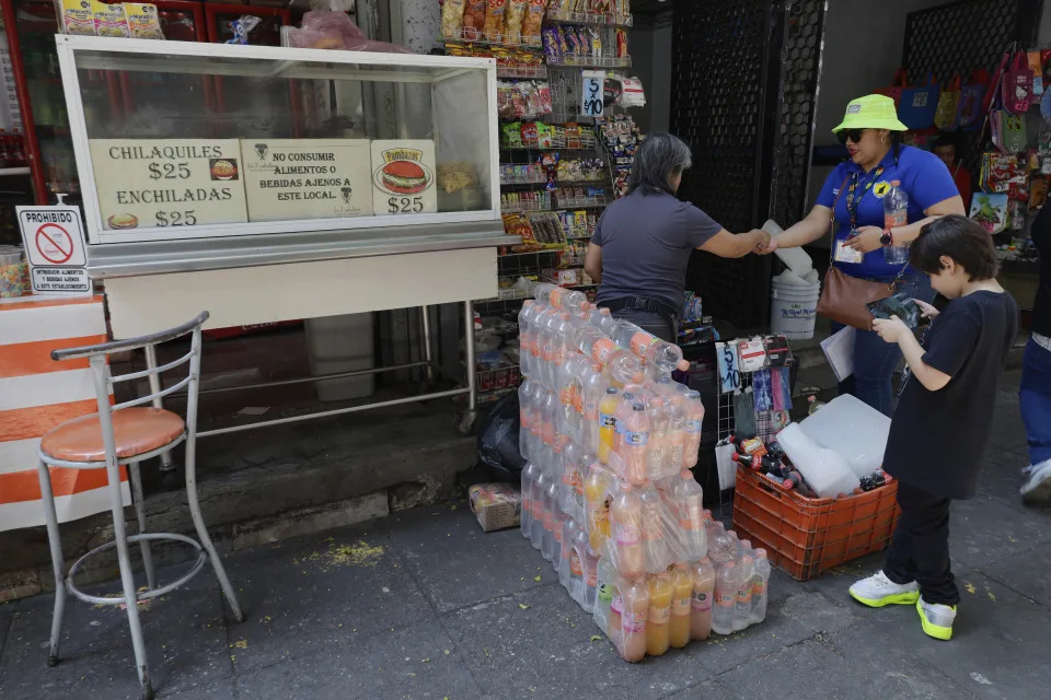 Comercio con abundantes aguas y bebidas de sabor en el Zócalo de la Ciudad de México. (Gerardo Vieyra/NurPhoto via Getty Images)