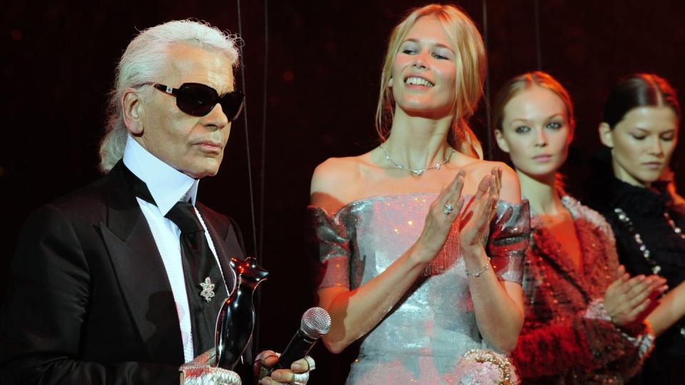 Karl Lagerfeld nach der Verleihung des "Elle Fashion Star" 2008, Claudia Schiffer applaudiert.