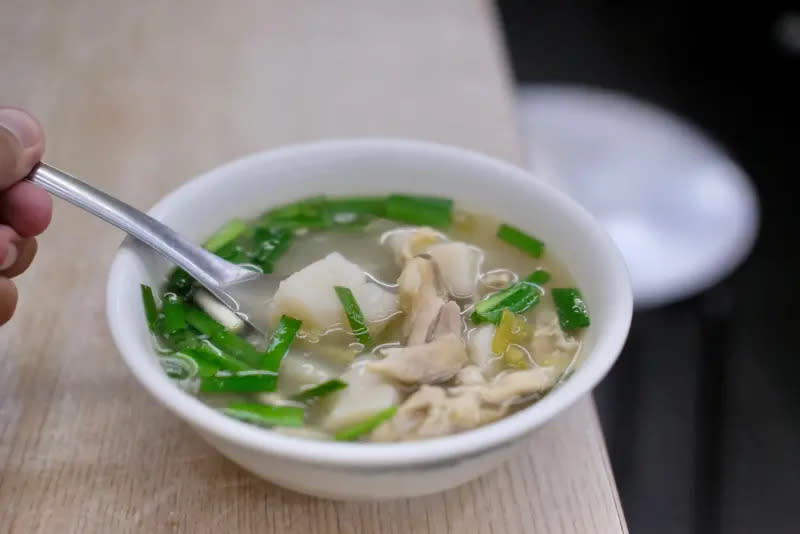 ▲除了火雞肉飯，粿仔湯也是郭家火雞肉飯的招牌菜。（圖／記者葉盛耀攝）