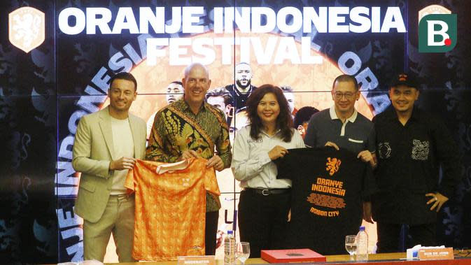 Selain itu, Oranje Indonesia Festival juga akan dimeriahkan oleh konser musisi lokal, tarian tradisional, festival kuliner, dan talk show bersama legenda Timnas Belanda yang namanya masih dirahasiakan. (Bola.com/M Iqbal Ichsan)