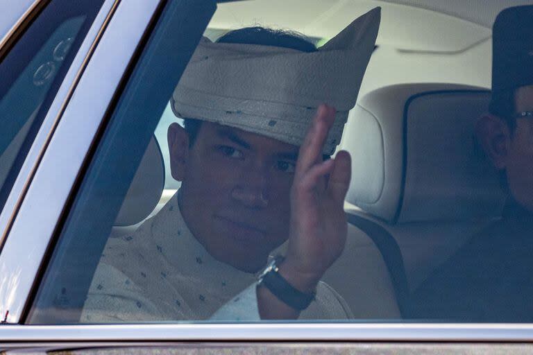 El príncipe de Brunei Abdul Mateen saluda desde su auto tras un acto por la boda real en la mezquita Sultan Omar Ali Saifuddien, en Bandar Seri Begawan, en Brunéi, el 11 de enero de 2024. (Mohd RASFAN / AFP)