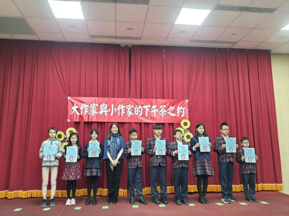 竹縣教育局長楊郡慈頒獎給小作家們，並鼓勵多多寫作。（記者彭新茹攝）