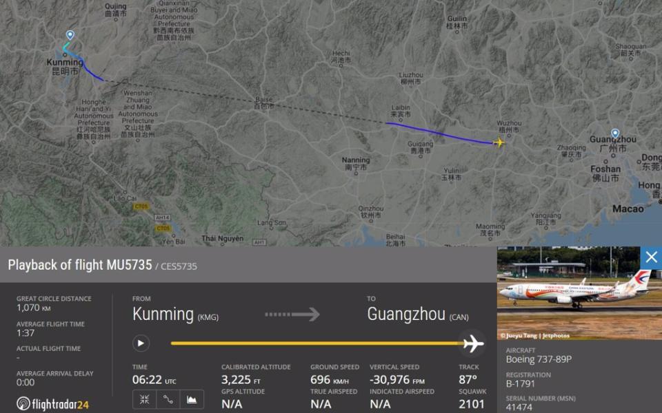 失事的東航波音737客機於21日下午13:20左右由雲南昆明市飛往廣東廣州市，在經過廣西梧州市上空時約下午14:20左右，高度突然由9000公尺快速下降至大約900公尺，於14:22失去信號。