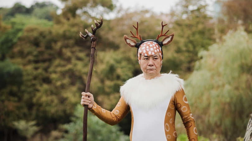 蔡振南在國影中心形象影片穿上梅花鹿裝，致敬經典電影《大俠梅花鹿》。（圖／國家影視聽中心提供）