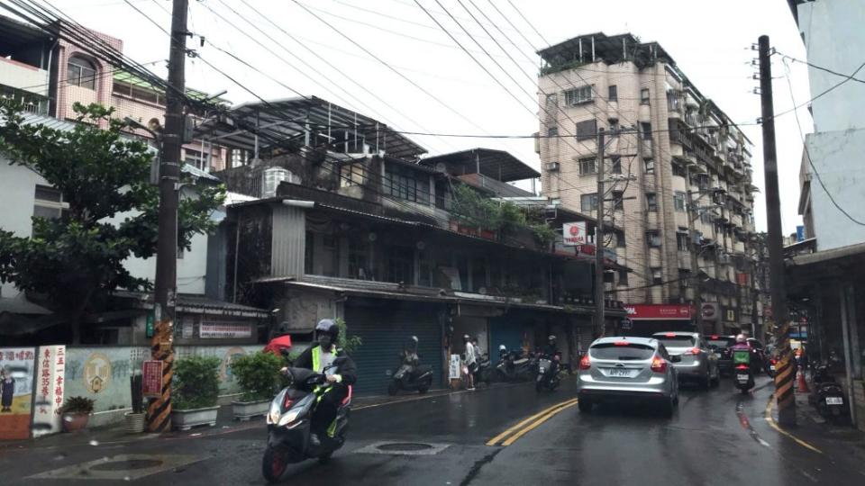 基隆多雨，市府正研擬放寬六樓以上建築屋頂防漏規定。(記者王慕慈攝)