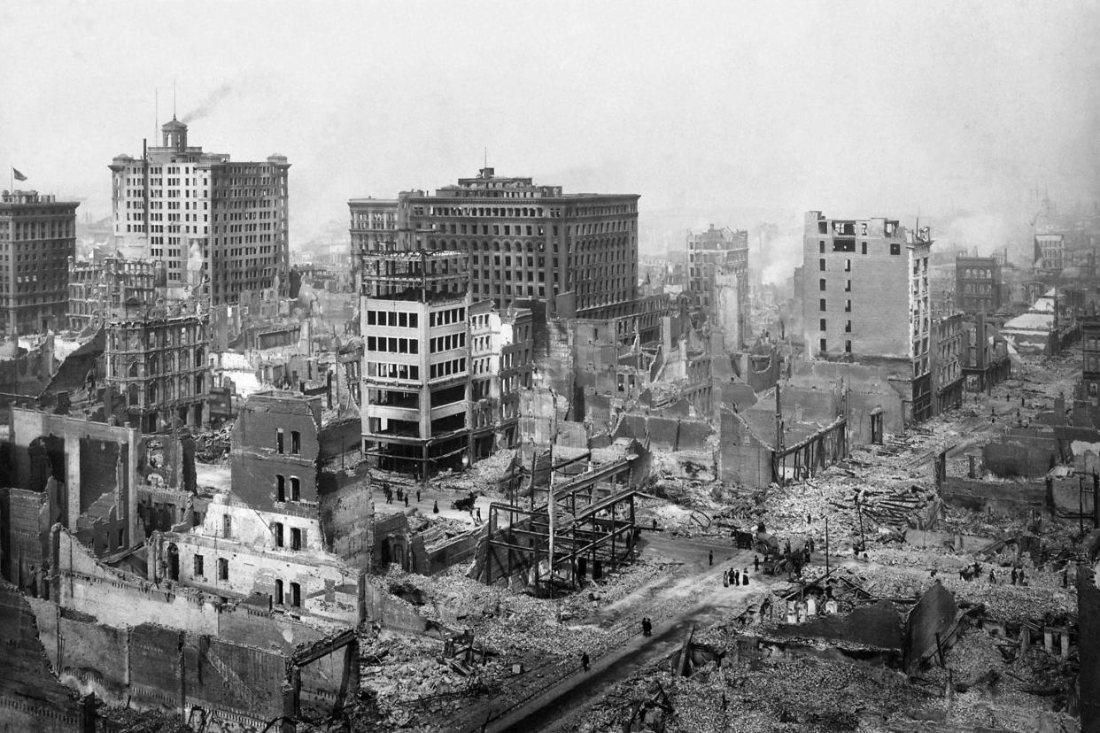 Damaged houses on Howard Street, and ruins in the vicinity of Post and Grant Avenue