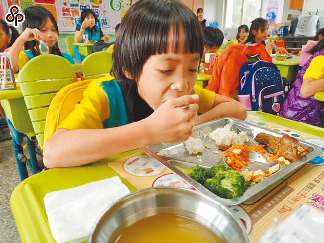 教育部修正完成「學校外訂盒（桶）餐採購契約(範本)」，規範學校午餐一律採用國產肉品。（本報資料照片）