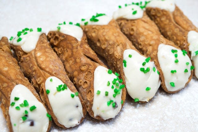 A group of cannoli.