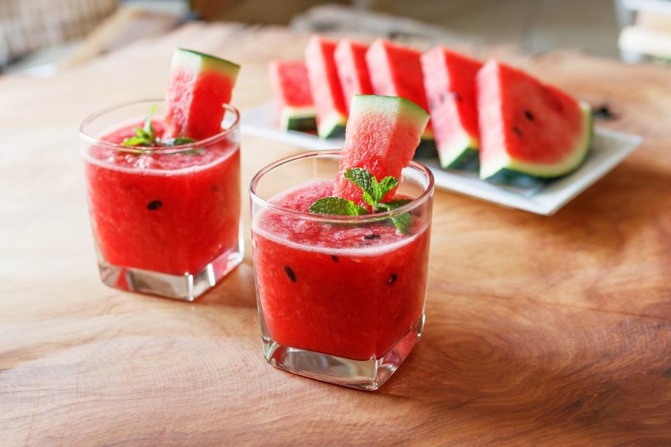 Wassermelonen an sich sind schon sehr erfrischend. Doch haben Sie schon einmal ausprobiert eine Wassermelone zu "trinken"? Zerkleinern Sie das Fruchtfleisch zusammen mit ein paar Eiswürfeln im Mixer. Anschließend servieren Sie das Getränk mit einem Stiel frischer Minze. Wer möchte, kann mit etwas Agavendicksaft nachsüßen. (Bild: iStock / PraewBlackWhile)