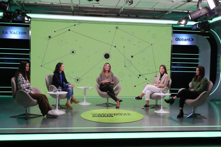 Candela Castillo (estudiante universitaria de IA), Melina Masnatta (Globant), Carla Quiroga (LA NACION), María Mora Vigo Malusardi (estudiante universitaria de IA) y Delfina Chavez Blasi (estudiante universitaria de IA)