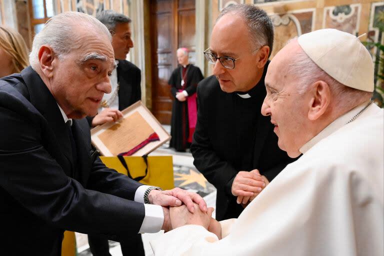 Scorsese saluda al papa Francisco en mayo del año pasado, durante un encuentro cultural en el Vaticano 