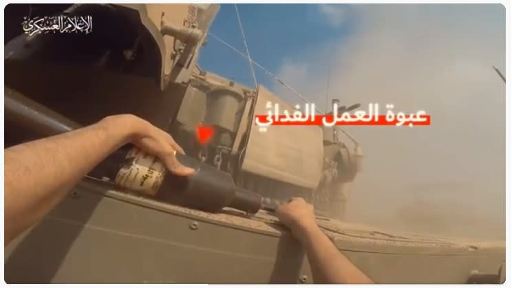 近日流傳哈瑪斯自地道竄出，利用坦克死角，快跑接近，以榴彈攻擊、癱瘓坦克。 圖：翻攝「微博」@lfx160219