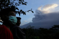 <p>Villagers watch as Mount Agung volcano spews ash during an eruption from the Volcanic Observatory in Rendang Village, Karangasem, Bali, Indonesia Nov. 26, 2017. (Photo: Johannes P. Christo/Reuters) </p>