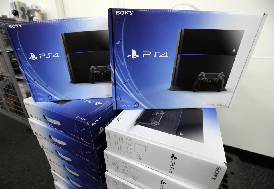 En febrero de 2013 se anunció oficialmente la PlayStation 4, que se lanzó al mercado en el mes de noviembre. Junto a la Xbox One, eclipsó a las generaciones anteriores de consolas e inició una nueva era dorada de los videojuegos que aún hoy continúa. Sony ya ha anunciado que a finales de 2020 llegará su nueva máquina, la PS5. (Foto: Nam Y. Huh / AP).