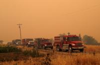 <p>Efectivos de bomberos circulan por una carretera durante las labores de extinción de un incendio en Guinda, California, Estados Unidos, el 2 de julio de 2018. Un incendio en California ha arrasado 18.000 hectáreas desde el sábado sin que, por ahora, los servicios de emergencia hayan logrado detener el avance de las llamas. Las autoridades han cerrado varias carreteras de la zona y han ordenado la evacuación de varias áreas, sin que por ahora se conozca cuántas personas han tenido que abandonar sus casas ante el avance de las llamas. EFE/ John G. Mabanglo </p>