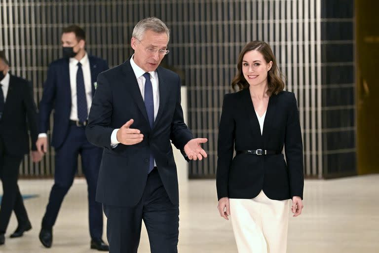 El secretario general de la OTAN, Jens Stoltenberg, con la premier finlandesa, Sanna Marin, en Helsinki. (Photo by Jussi Nukari / Lehtikuva / AFP) / Finland OUT