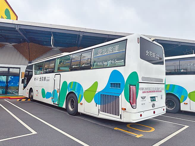 台鐵近年大量投入新式列車提升東部幹線載運量能，造成花蓮往返宜蘭及台北的客運路線乏人問津，部分業者因無法負荷長期虧損，無奈選擇停辦。（羅亦晽攝）