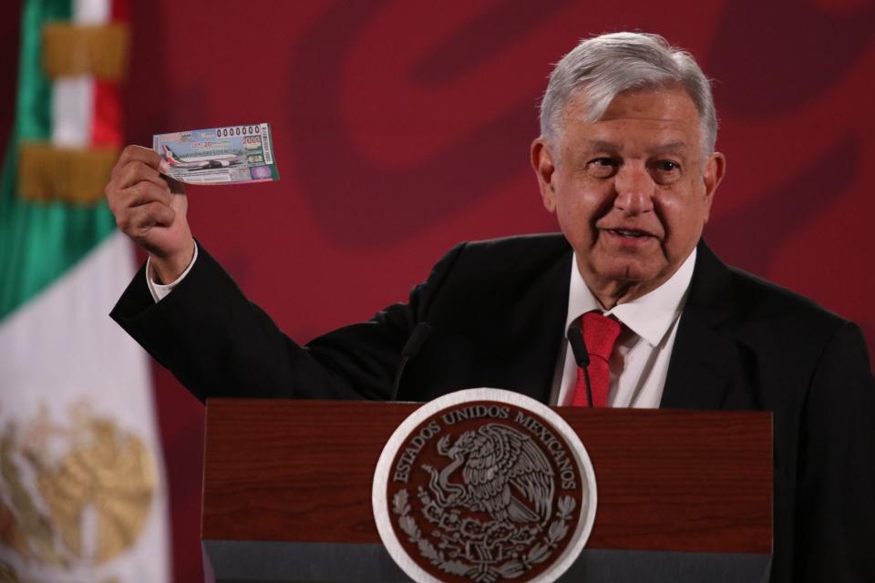 CIUDAD DE MÃXICO, 03MARZO2020.- El presidente AndrÃ©s Manuel LÃ³pez Obrador, en compaÃ±Ã­a del gabinete de salud encabezÃ³ la conferencia de prensa matutina para informar sobre los avances del programa El Pulso de la Salud. A su vez, Ernesto Prieto Ortega, director de la LoterÃ­a Nacional, confirmÃ³ la realizaciÃ³n del Gran Sorteo Especial no. 235 alusivo a la venta del AviÃ³n Presidencial. Prieto Ortega afirmÃ³ que ya se iniciÃ³ la distribuciÃ³n de los seis millones de âcachitosâ e hizo la venta del boleto 00 al presidente de la RepÃºblica.   FOTO: GALO CAÃAS /CUARTOSCURO.COM