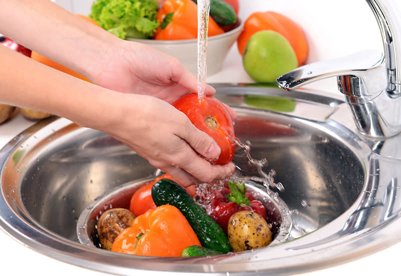 Se deben lavar bien las frutas y las verduras crudas
