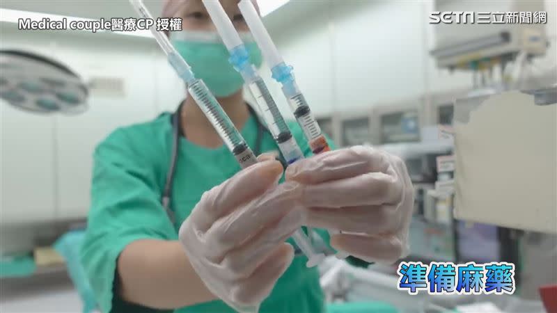 早上第一件事是測麻醉機、準備麻醉的物品。（圖／Medical couple醫療CP 授權）