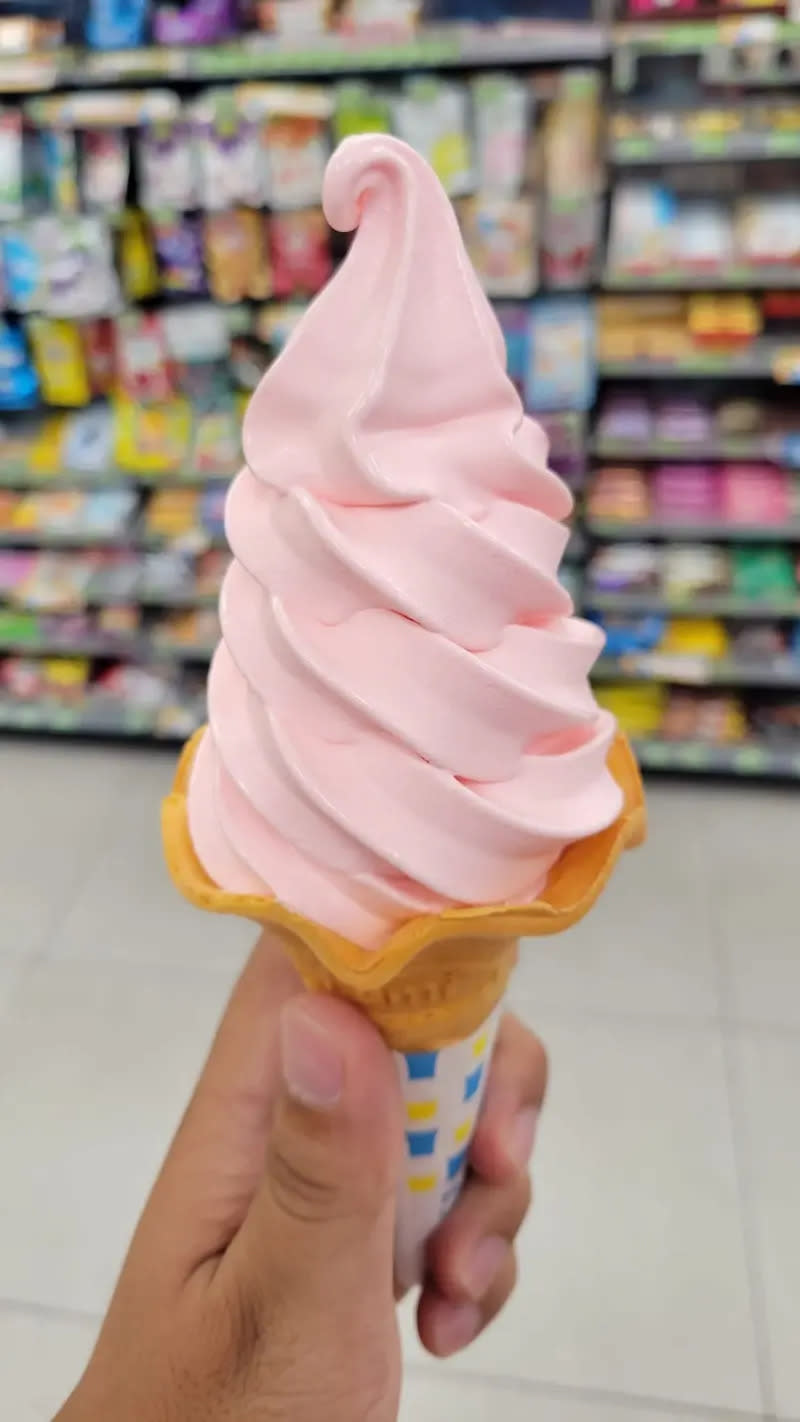 ▲網友分享自己買到「芭比粉口味」的全家霜淇淋，是店員不小心將莓果口味的色素混入小農牛奶的成品！（圖/全家便利商店/7-11超商新品分享區）