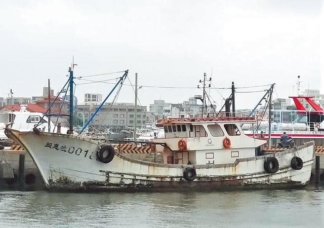 大陸籍「閩惠漁00188」漁船載運500多公斤毒品闖關被逮。（陳可文攝）