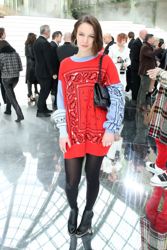 C’est dans une étonnante robe-pull en patchwork de bandanas que Diane Rouxel s’est rendue au Grand Palais pour applaudir la collection automne-hiver de la maison Chanel. ©Getty Images