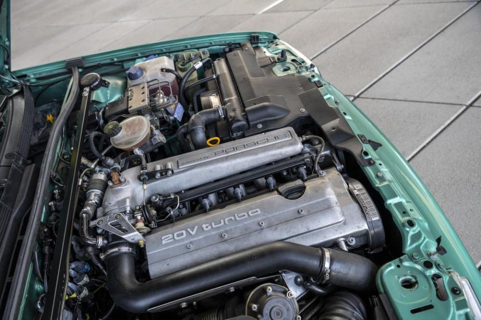 奧迪Avant RS2配備2.2升直列五缸引擎、全時四輪驅動和由渦輪增壓所榨出為人津津樂道的315 PS 強大動力。