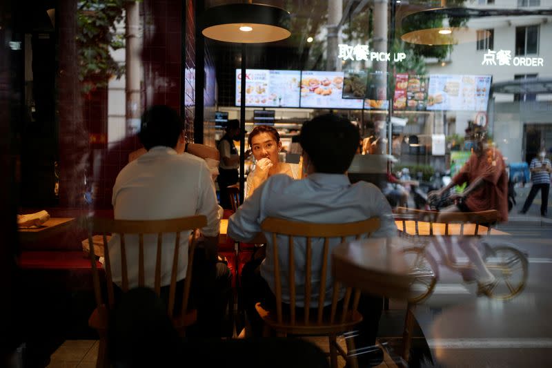 Dining in resumes at a restaurant in Shanghai