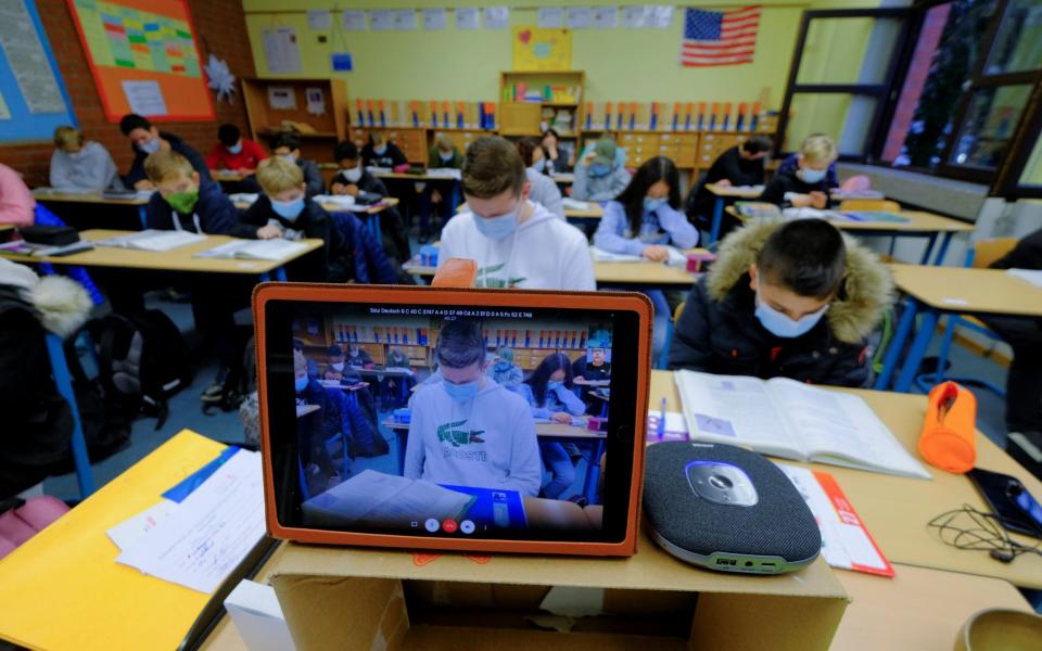 Pupils attend a virtual English lesson held by teacher Tobias Honnen, who stays in home quarantine after contact with an infected pupil during sports lessons, at Alexander Coppel Gesamtschule school during the spread of the coronavirus disease (COVID-19) in Solingen, Germany November 17, 2020. REUTERS/Wolfgang Rattay - WOLFGANG RATTAY/REUTERS