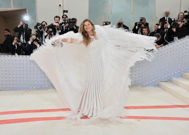 Met Gala: Aubrey Plaza admonishes Jared Leto for giant cat outfit error