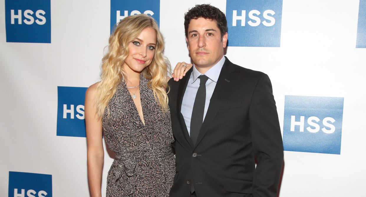 Jenny Mollen and Jason Biggs. Image via Getty Images. 