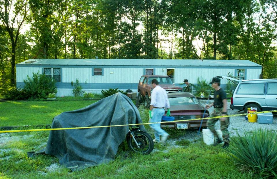 Police search for signs of missing 23-year-old Heather Teague at the home of Marty Dill in Poole, Ky., Sept. 1, 1995. Photo by Evansville Courier photographer Lara Cerri.