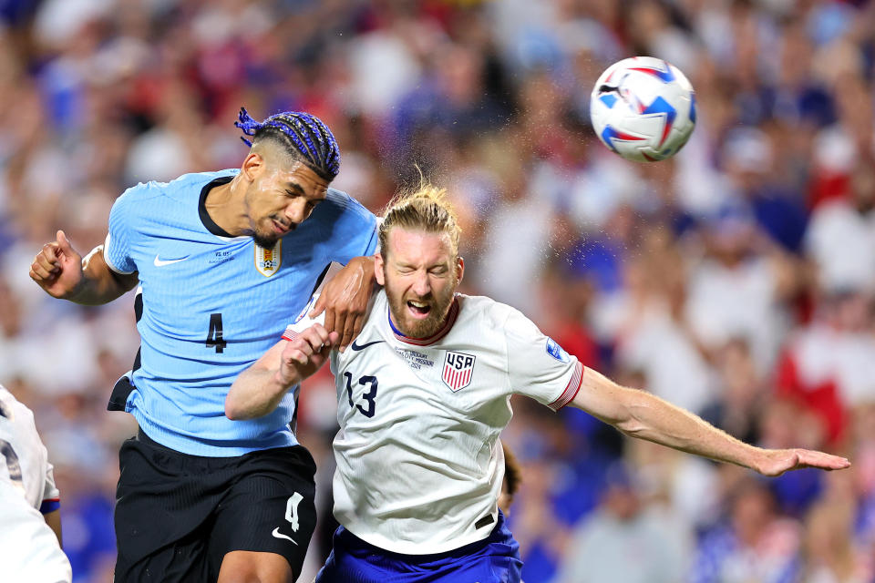 Ronald Araujo, do Uruguai, luta pela posse de bola com Tim Ream, dos Estados Unidos, durante partida da terceira fase da fase de grupos da Copa América.  (Foto: Michael Reeves/Getty Images)