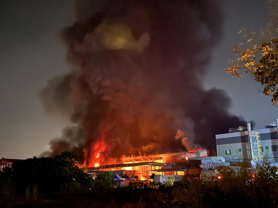 屏東加工出口區高爾夫球代理廠「明揚國際」22日大火，廠房全陷火海，截至深夜仍在燃燒，造成1消防員死亡。(林和生攝)