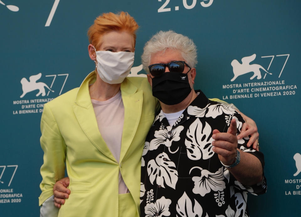 El director Pedro Almódovar y la actriz Tilda Swinton posan con motivo del estreno de su película "The Human Voice" en el Festival de Cine de Venecia, en Venecia, Italia, el jueves 3 de septiembre del 2020. (AP Foto/Domenico Stinellis)