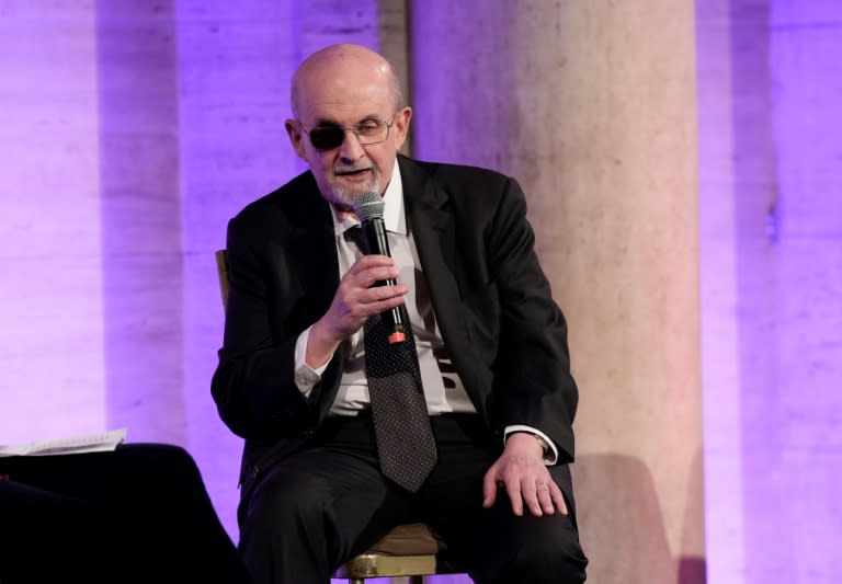 Salman Rushdie habla en la gala de premios anuales del Center for Fiction 2023, en Nueva York, el 5 de diciembre de 2023. (Ilya S. Savenok)