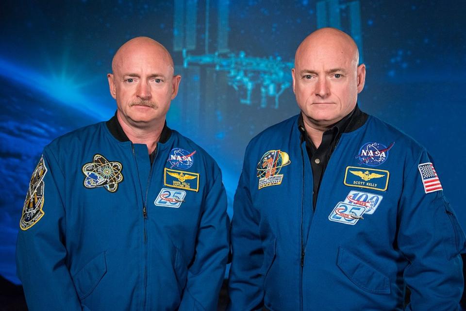 Los exastronautas de la NASA y gemelos idénticos Scott Kelly (derecha) y Mark Kelly. Scott pasó un año en la EEI entre 2015 y 2016 mientras Mark permanecía en la Tierra, lo que permitió a los científicos estudiar los efectos de vivir en el espacio en el cuerpo de Scott y comparar los cambios con los de Mark. <a href="https://es.m.wikipedia.org/wiki/Archivo:Mark_and_Scott_Kelly_at_the_Johnson_Space_Center,_Houston_Texas.jpg" rel="nofollow noopener" target="_blank" data-ylk="slk:Wikimedia commons;elm:context_link;itc:0;sec:content-canvas" class="link ">Wikimedia commons</a>, <a href="http://creativecommons.org/licenses/by/4.0/" rel="nofollow noopener" target="_blank" data-ylk="slk:CC BY;elm:context_link;itc:0;sec:content-canvas" class="link ">CC BY</a>