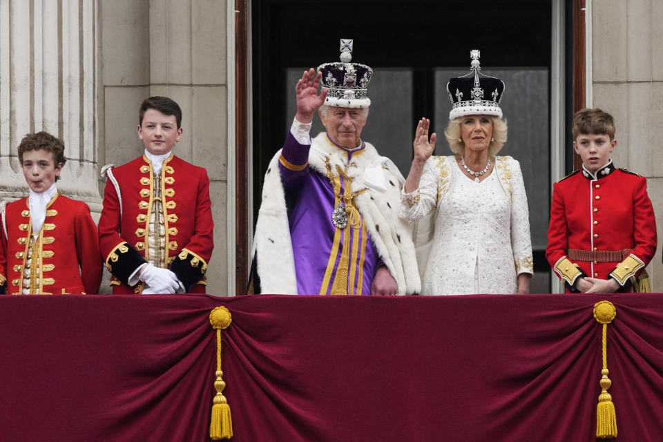 El rey Carlos III y la reina Camila saludan a la muchedumbre desde el balcón del Palacio de Buckingham tras la ceremonia de coronación en Londres, el sábado 6 de mayo de 2023. (AP Foto/Frank Augstein)
