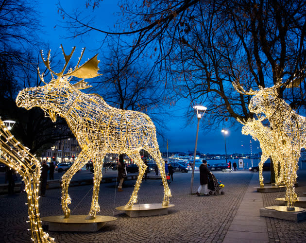 Heiligabend wird in Schweden, ebenso wie in Deutschland, am Abend des 24. Dezembers gefeiert. Jedoch gibt es auch ein paar Unterschiede: Statt Glühwein trinkt man in Schweden Glögg – ebenfalls ein heißer Wein, der jedoch noch zusätzlich mit Mandeln und Beeren verfeinert wird. Außerdem lässt man sich in der Hauptstadt Stockholm unter anderem von glitzernden Elchen, statt von einem beleuchteten Baum in weihnachtliche Stimmung bringen. (Bild: AFP)