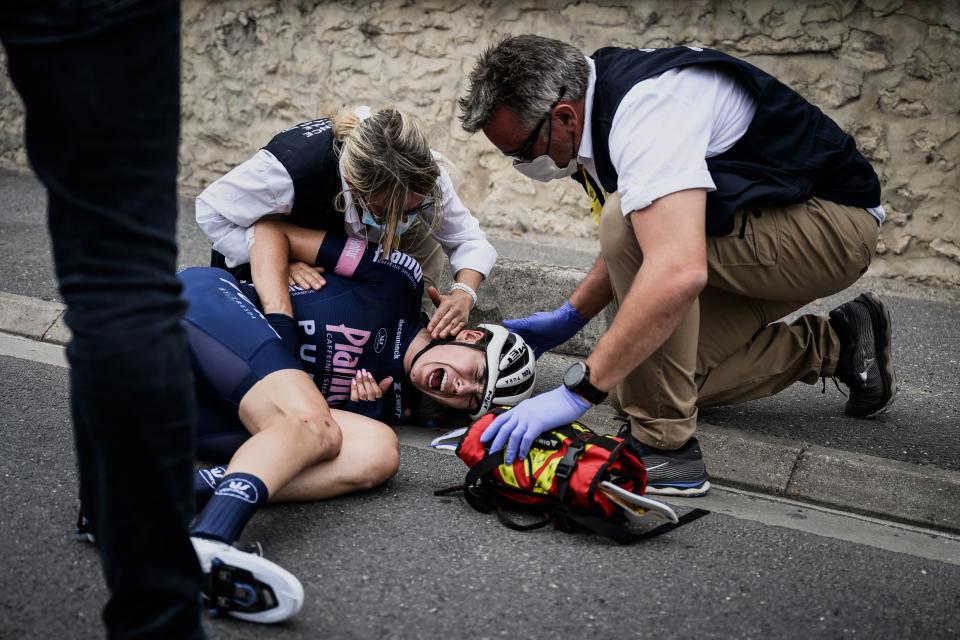 La ciclista alemana del equipo Plantura Pura, Laura Subemmilch, es revisada por médicos después de una caída durante la segunda etapa de la nueva edición de la carrera ciclista del Tour de Francia femenino, 136,4 km entre Meaux y Provins. (Foto: JEFF PACHOUD/AFP vía Getty Images)