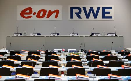 The logos of RWE and E.ON are seen before a joint news conference of the two German utilities after unveiling plans for an asset swap deal which will break up RWE's Innogy unit in Essen, Germany March 13, 2018. REUTERS/Wolfgang Rattay