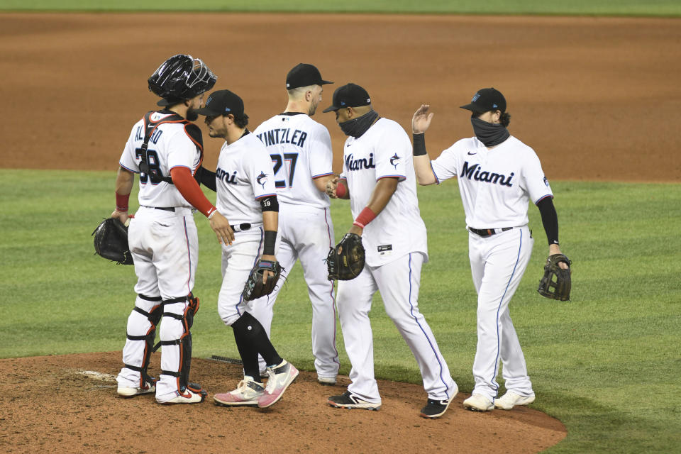 Los Marlins de Miami festeajan tras derrotar 2-1 a los Nacionales de Washington, el domingo 20 de septiembre de 2020. (AP Foto/Gastón De Cárdenas)