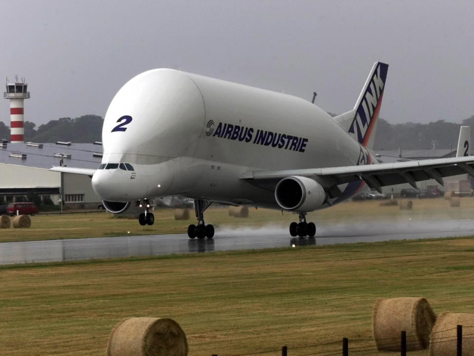 Der Airbus Beluga oder A300-600 wirkt wie ein riesiger Wal: Seit mehr als 20 Jahren schon transportiert das Flugzeug große Frachtmengen durch die Luft, und zwar bis zu erstaunlichen 47 Tonnen. (Bild-Copyright: Christof Stache/AP Photo)