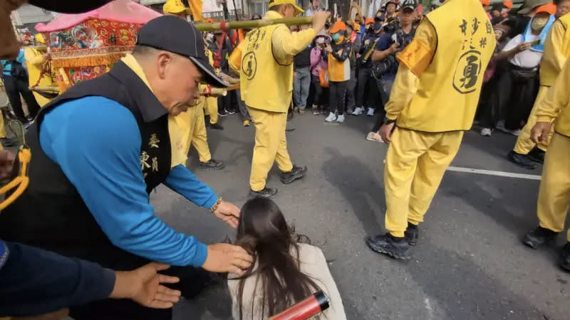 ▲眼見白沙屯媽祖溫柔賜福罹癌姪女，讓女信徒又驚又喜，當場跪拜淚謝媽祖婆的保佑。 （圖／翻攝自「白沙屯媽祖網路電視台」YT）