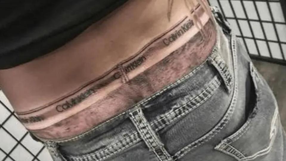 一名網友貼出自己把Calvin Klein內褲刺到身上的照片。（圖／翻攝自New York Post）