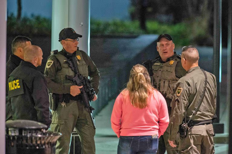 Funcionarios armados custodian la entrada de ambulancias del Centro Médico Central Maine en Lewiston, Maine, a principios del 26 de octubre de 2023.