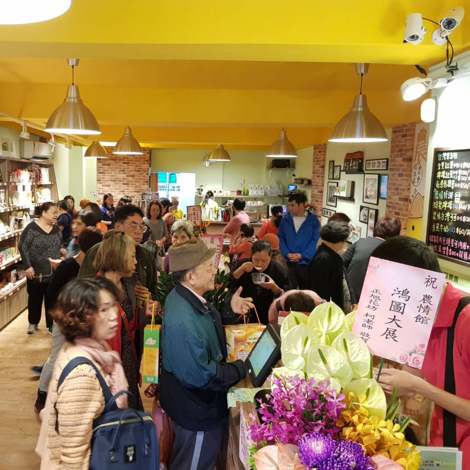 ▲「濃情館」開幕首日人潮湧現，以購買支持在地優質農產品。（圖／台北市政府提供）