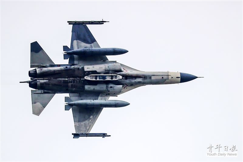 空軍第1聯隊IDF戰機昨日返回台南基地，實施衝場時展現扎實飛行戰技。（圖／青年日報提供）