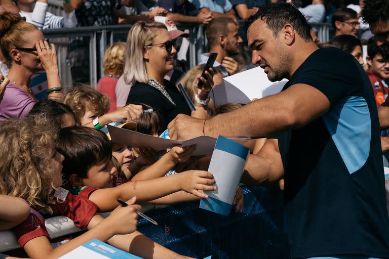 Agustín Creevy firma autógrafos a niños bretones, luego del entrenamiento de los Pumas